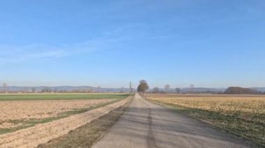 Araba asfalt yolda gidiyor.