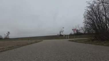 Arabadan çıkan ağaçlarla dolu düz bir arazi.