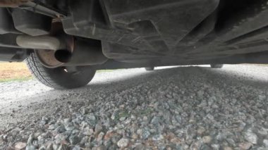 Köy yolunda araba kullanırken yorgunluk