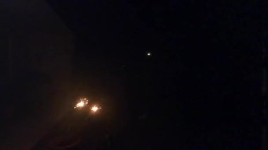 Roketli havai fişekler ve renkli havai fişekler.