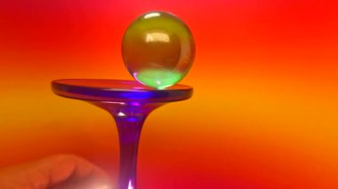 Mavi arka planda yuvarlanan renkli cam toplar