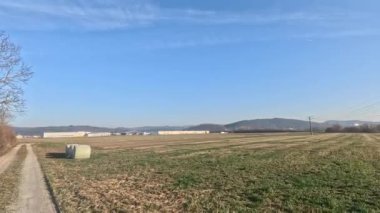 Tarlaları olan sakin bir kır yolunda sürüyorum.