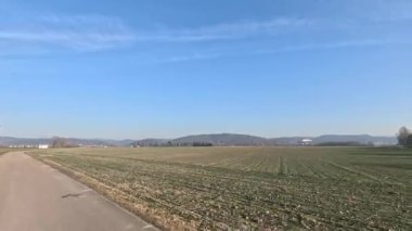 Soğuk havada kır yolunda araba sürmek.