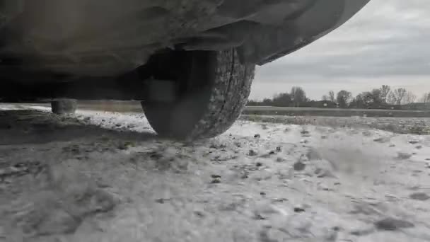 雪の上の冬の車に乗る — ストック動画
