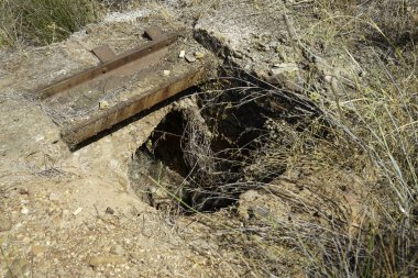 Zehirli toprak ve suyla eski bir bakır ve demir madeninin terk edilmiş köyü.