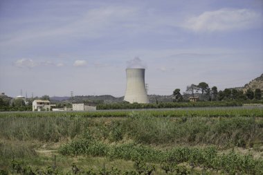 İspanya 'da Rio Ebro' da güzel bir manzarası olan soğutma kulesi olan bir nükleer enerji santrali.