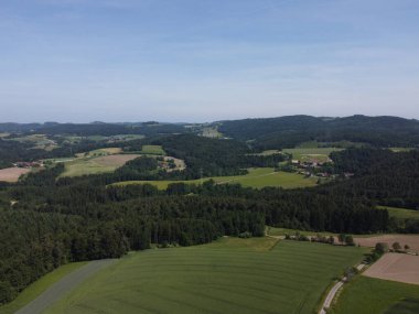 Tarlaları ve çayırları olan Bavyera ormanı, hava manzarası