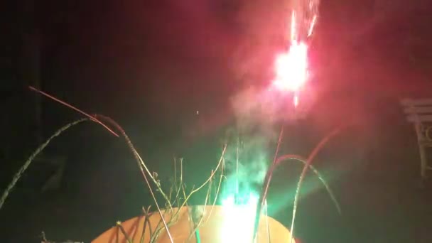 Πυροτεχνήματα Ρουκέτες Και Κροτίδες Χρώματα — Αρχείο Βίντεο