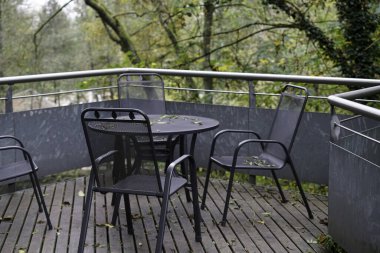 Rahatlamak için parkta rahat koltuklar ve masalar.