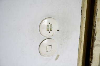 Unutulmuş bir zamanda, kayıp bir yerde eski ışık düğmeleri.