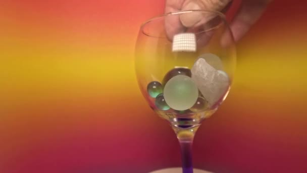 Boules Verre Colorées Mélangées Dans Verre Vin — Video