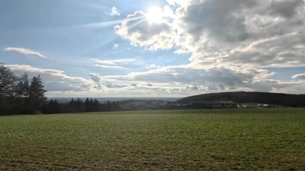 在阳光下 巴伐利亚森林上空笼罩着乌云 — 图库视频影像