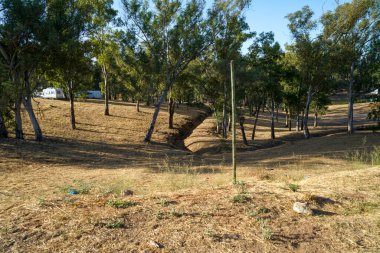 Zehirli toprak ve suyla eski bir bakır ve demir madeninin terk edilmiş köyü.
