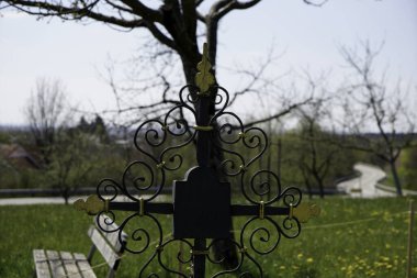 Rahatlamak için parkta rahat koltuklar ve masalar.