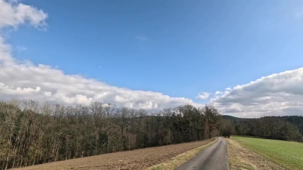 当你沿着蓝色的小路穿过乡村时 你会感受到大自然的美丽 — 图库视频影像