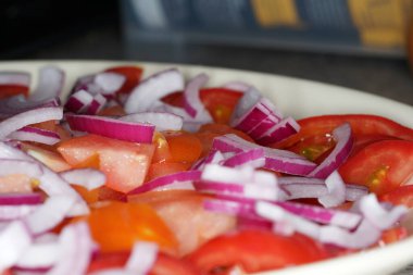 Yemek, kızartma ve salata için mutfakta soğan var.