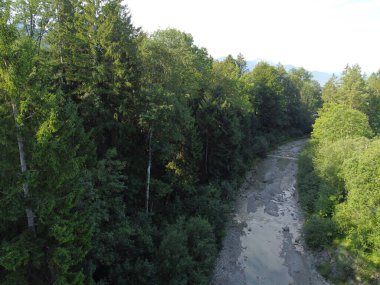 Yukarı Bavyera 'da, güneş doğarken baraj ve büyük taşlarla dolu doğal bir bölgede akarsu, 4k