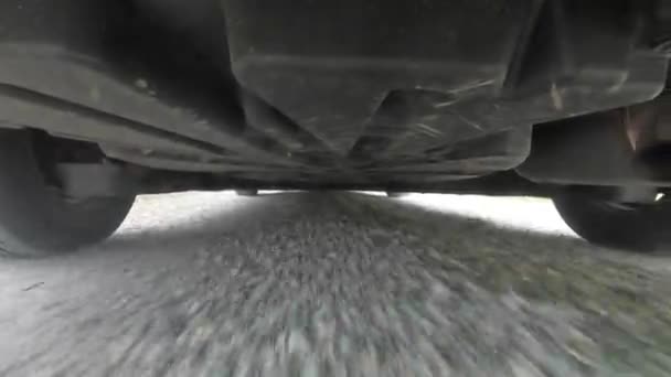 アスファルト道路で運転する車 — ストック動画