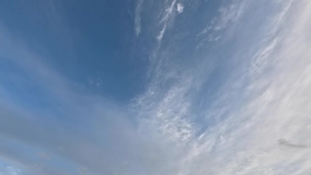 Chmurne Niebo Niebieskimi Plamami Przelatującymi Chmurami — Wideo stockowe