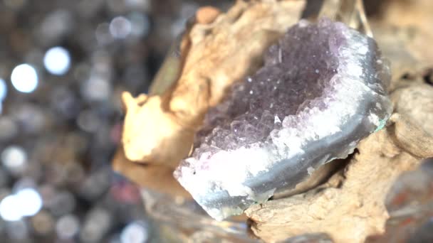 Błyszczący Kamień Kwarcowy Leży Obok Małych Kamieni Kamiennych Musujących — Wideo stockowe
