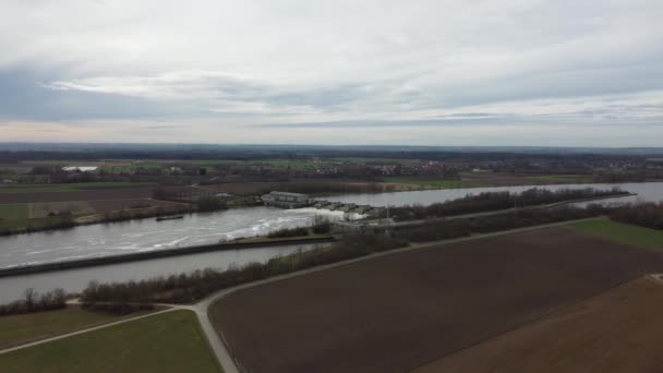 Danubio Rodeado Cielos Nublados Con Una Cerradura — Vídeo de stock