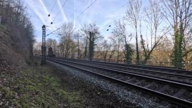 Demiryolu rayları çakıl, kum ve safra taşlarından oluşur.