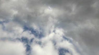 Mavi gökyüzünde gri bulutlar