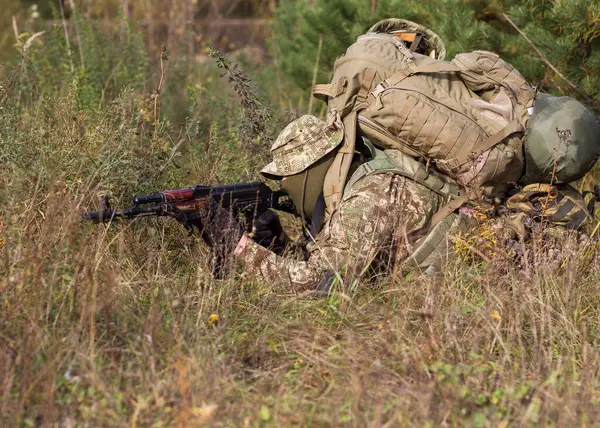 Soldado Ucraniano Uniforme Militar Equipamento Completo Campo Batalha Guerra — Fotografia de Stock