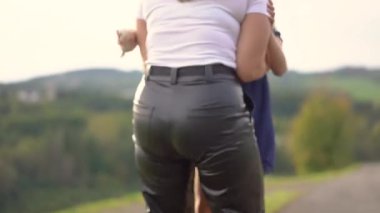 Anne ve kızı parkta oynuyorlar.