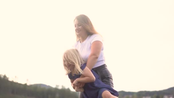 Anne Kızı Parkta Oynuyorlar — Stok video
