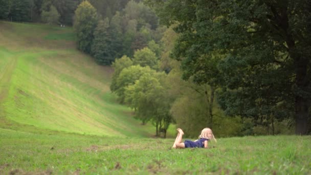 Menina Cabelos Brancos Brincando Parque Correndo Através Grama Verde Descalça — Vídeo de Stock