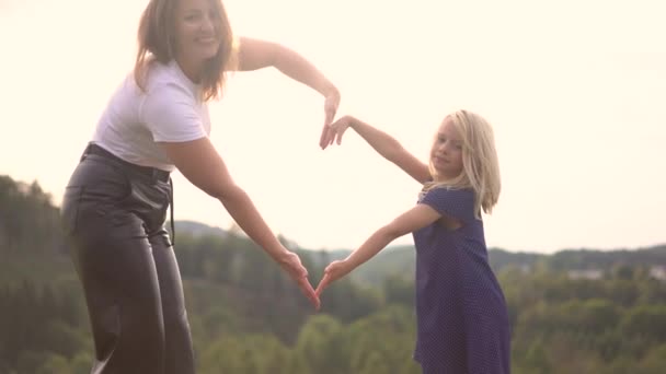 Mãe Filha Brincam Parque Mostram Coração Com Mãos — Vídeo de Stock