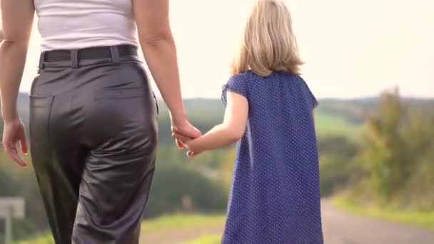 Мати Дочка Грають Парку Гуляють Разом — стокове відео