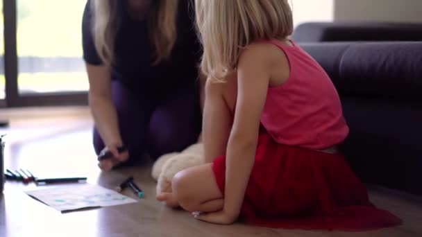 Kleines Mädchen Mit Mutter Malt Hause Auf Dem Fußboden — Stockvideo