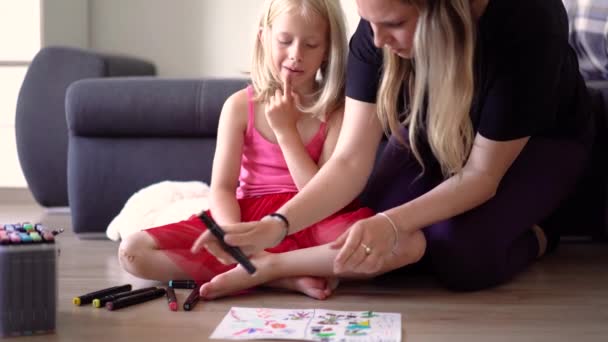 Bambina Con Madre Sta Dipingendo Sul Pavimento Casa Comunicare Disegnare — Video Stock