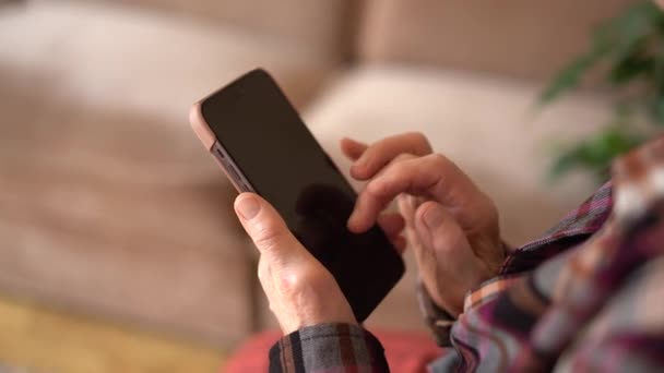 Вісімдесятирічна Жінка Сидить Телефоном Працює Вдома Крупним Планом Руки Телефоном — стокове відео