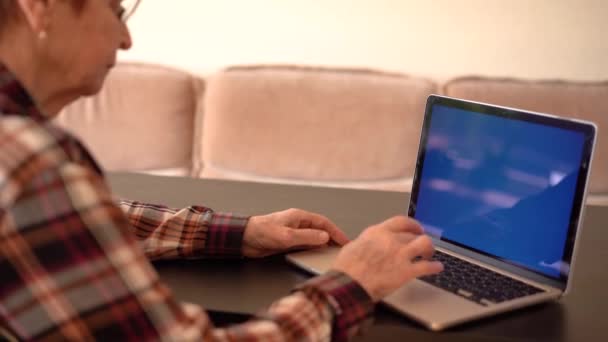 Starsza Kobieta Osiemdziesiąt Lat Siedzi Laptopem Pracującym Domu Niebieski Ekran — Wideo stockowe