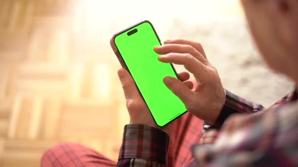 一位八十岁的妇女坐在电话旁 在家工作 与电话亲密的手 绿色屏幕 — 图库视频影像