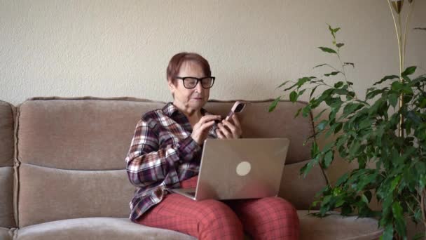 Mulher Velha Oitenta Anos Sentada Falando Telefone Com Seus Filhos — Vídeo de Stock