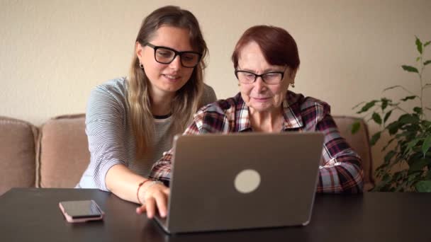 Granddaughter Tells Her Old Grandmother How Use Laptop Teaches Grandma — Stock Video