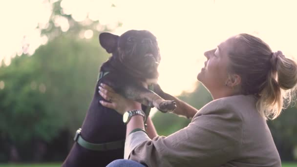 Eine Frau Den Vierzigern Spielt Mit Ihrem Hund Einer Französischen — Stockvideo