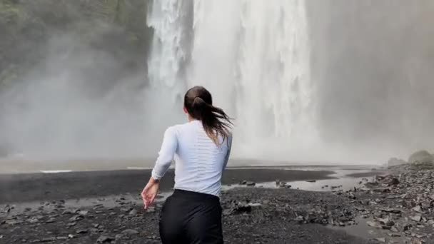 Девушка Наткнулась Холодный Водопад Исландии — стоковое видео