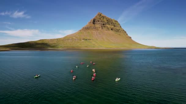各种颜色的独木舟在接近登顶的海面上漂浮着 从一架4K无人驾驶飞机的镜头拍摄 — 图库视频影像
