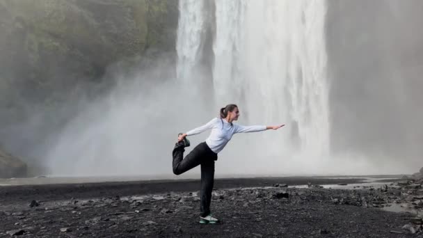 Bir Kız Zlanda Bir Şelalenin Önünde Dikilirken Kral Dansı Yogasında — Stok video