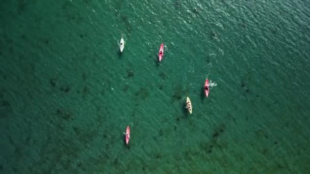 Каяки Різних Кольорів Плавають Воді Океані Вид Зверху Зйомки Дрона — стокове відео