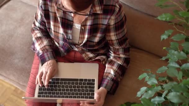 Anciana Ochenta Años Sentada Con Laptop Trabajando Casa Primer Plano — Vídeos de Stock