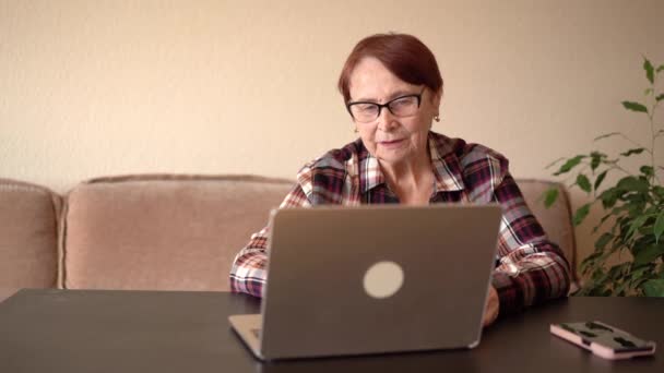 Uma Velha Oitenta Anos Senta Com Laptop Telefone Esperando Uma — Vídeo de Stock