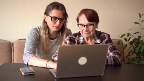 Cucu Perempuan Memberitahu Neneknya Cara Menggunakan Laptop Mengajar Nenek Bagaimana — Stok Video