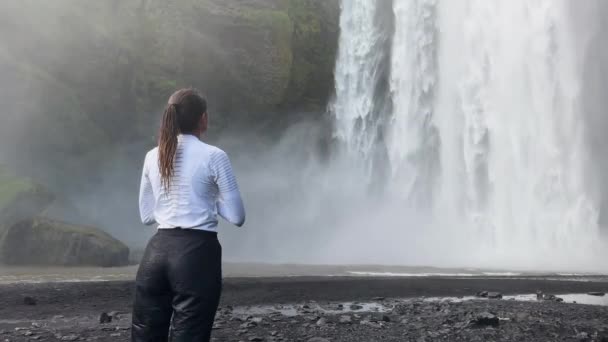 Дівчина Стоїть Біля Водоспаду Ісландії Медитаційному Стані Кадри — стокове відео