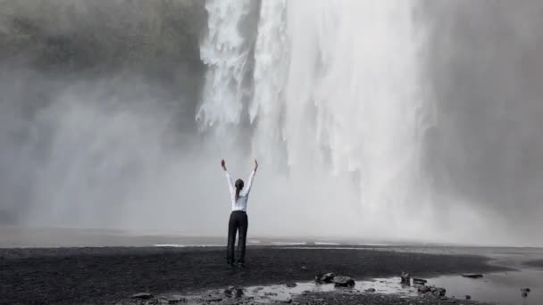 Девушка Стоит Водопада Исландии Состоянии Медитации Видео — стоковое видео